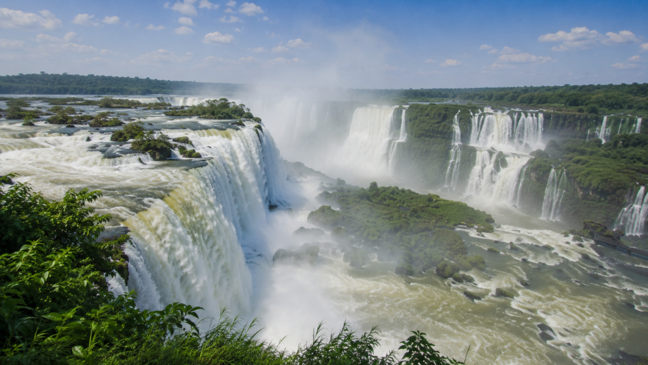 A cidade onde uma das maiores quedas d’água do planeta transforma o barulho da natureza em espetáculo gigante