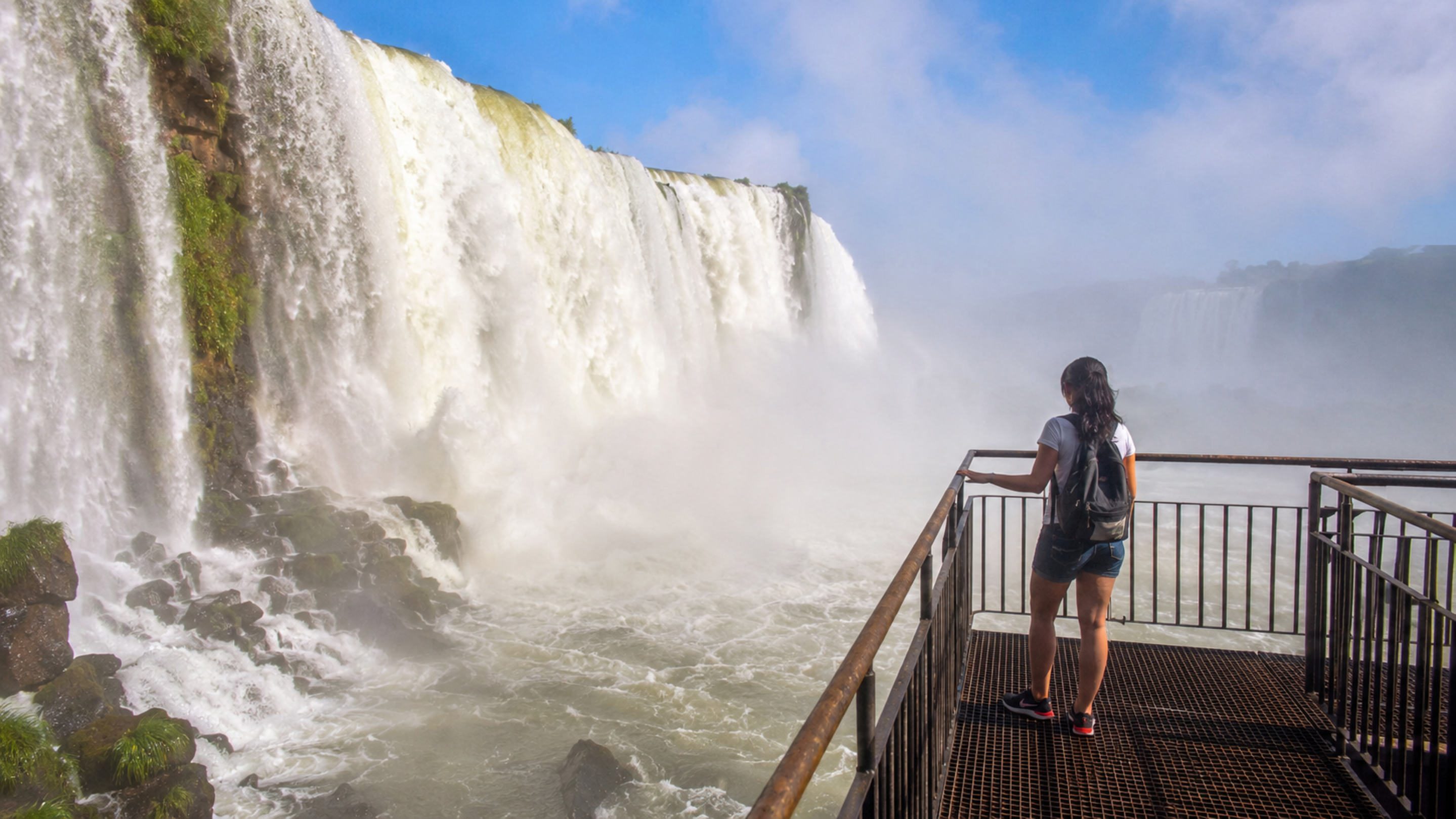 A cidade onde uma das maiores quedas d’água do planeta transforma o barulho da natureza em espetáculo gigante