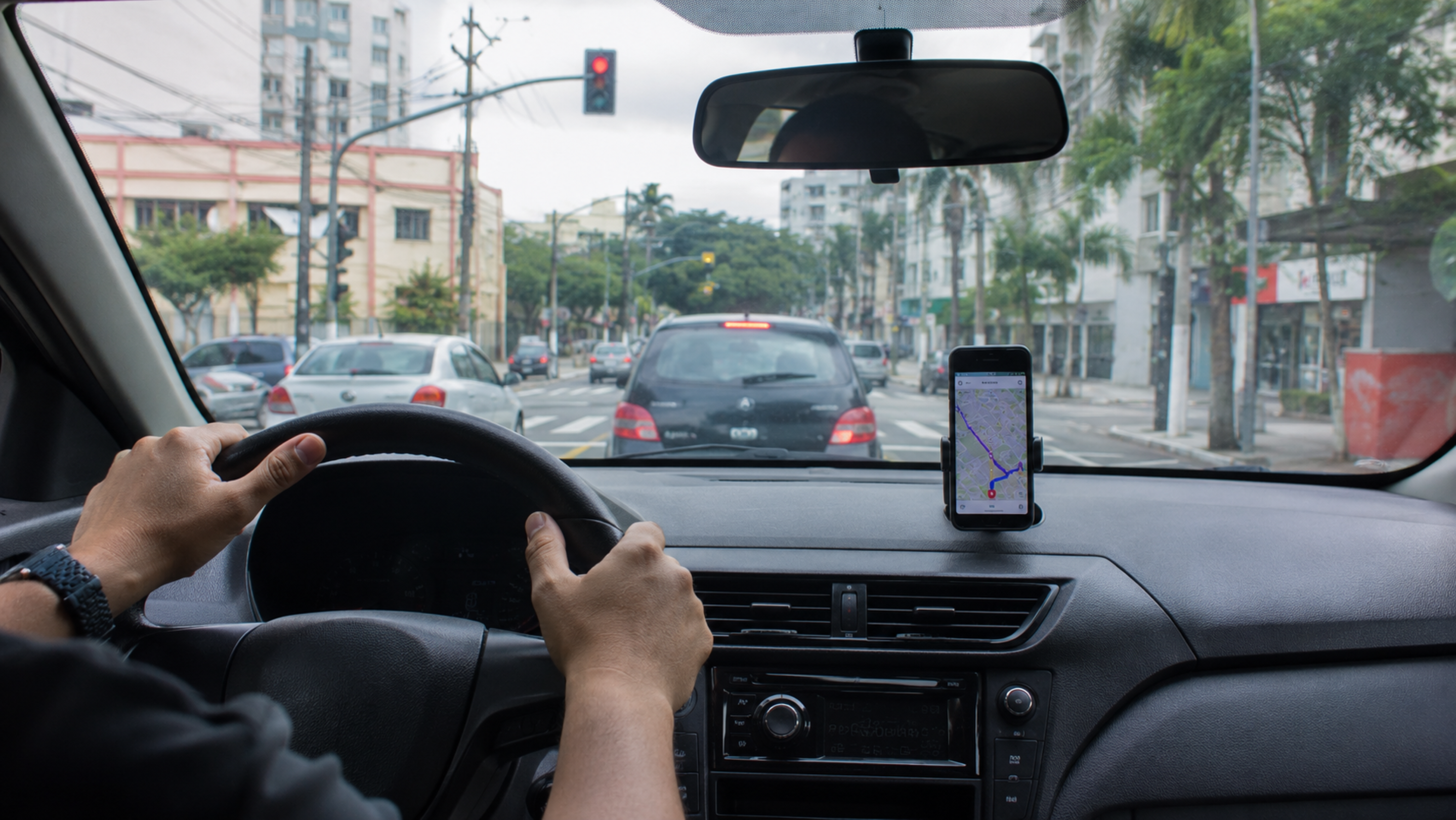 O hábito comum no volante que parece inofensivo, mas vira multa pesada se o celular estiver na mão