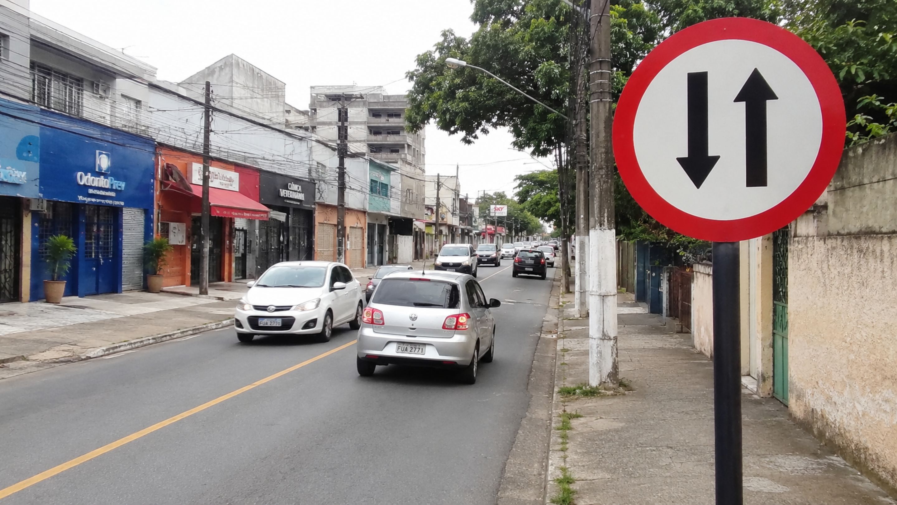 O que significa a placa de trânsito com um círculo vermelho, fundo branco e duas setas contrárias