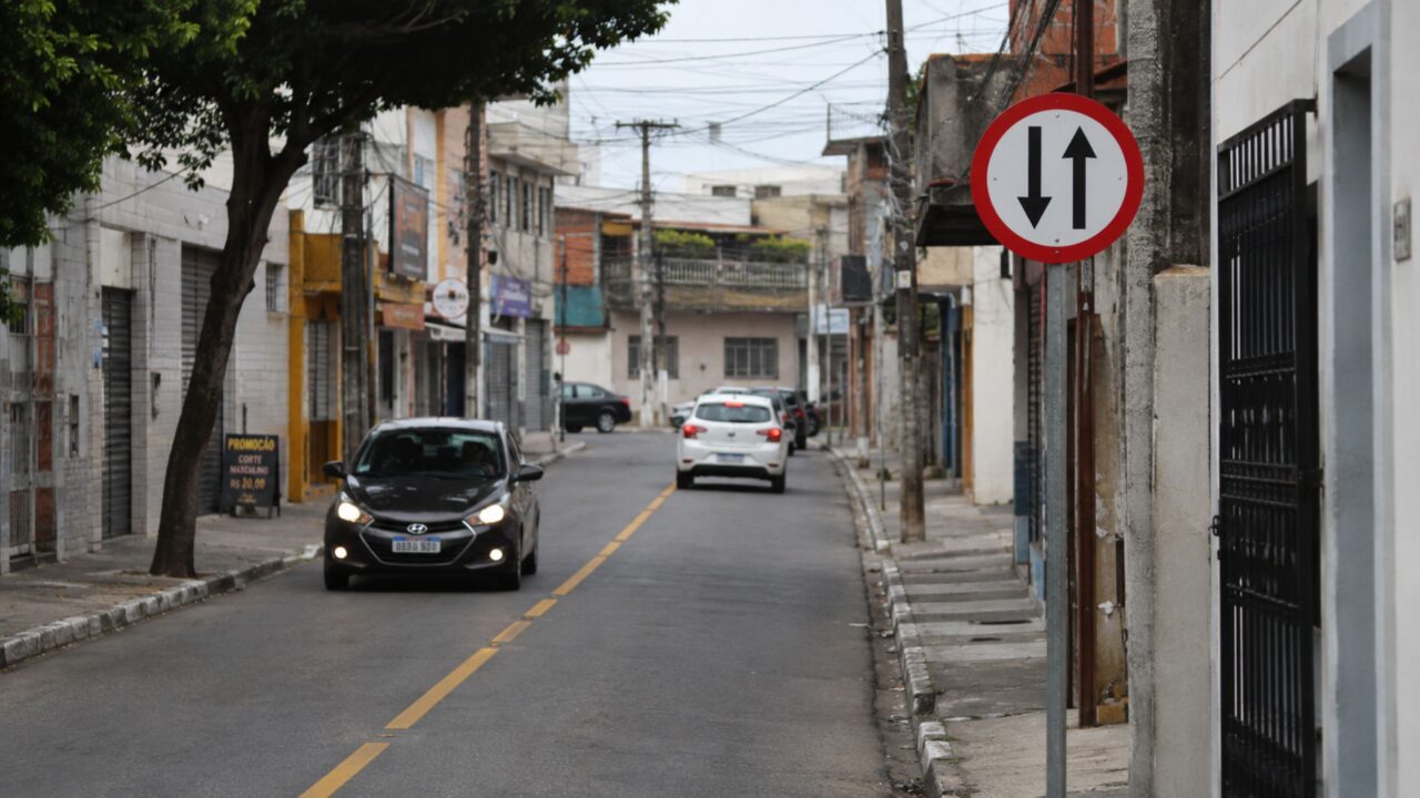 O que significa a placa de trânsito com um círculo vermelho, fundo branco e duas setas contrárias