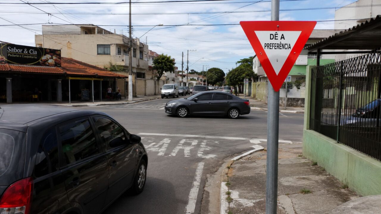 O que significa a placa de trânsito em formato de triângulo invertido e fundo branco sem nada