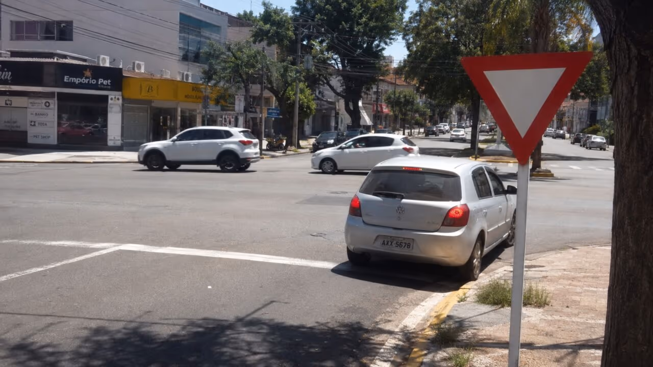 O que significa a placa de trânsito em formato de triângulo invertido e fundo branco sem nada
