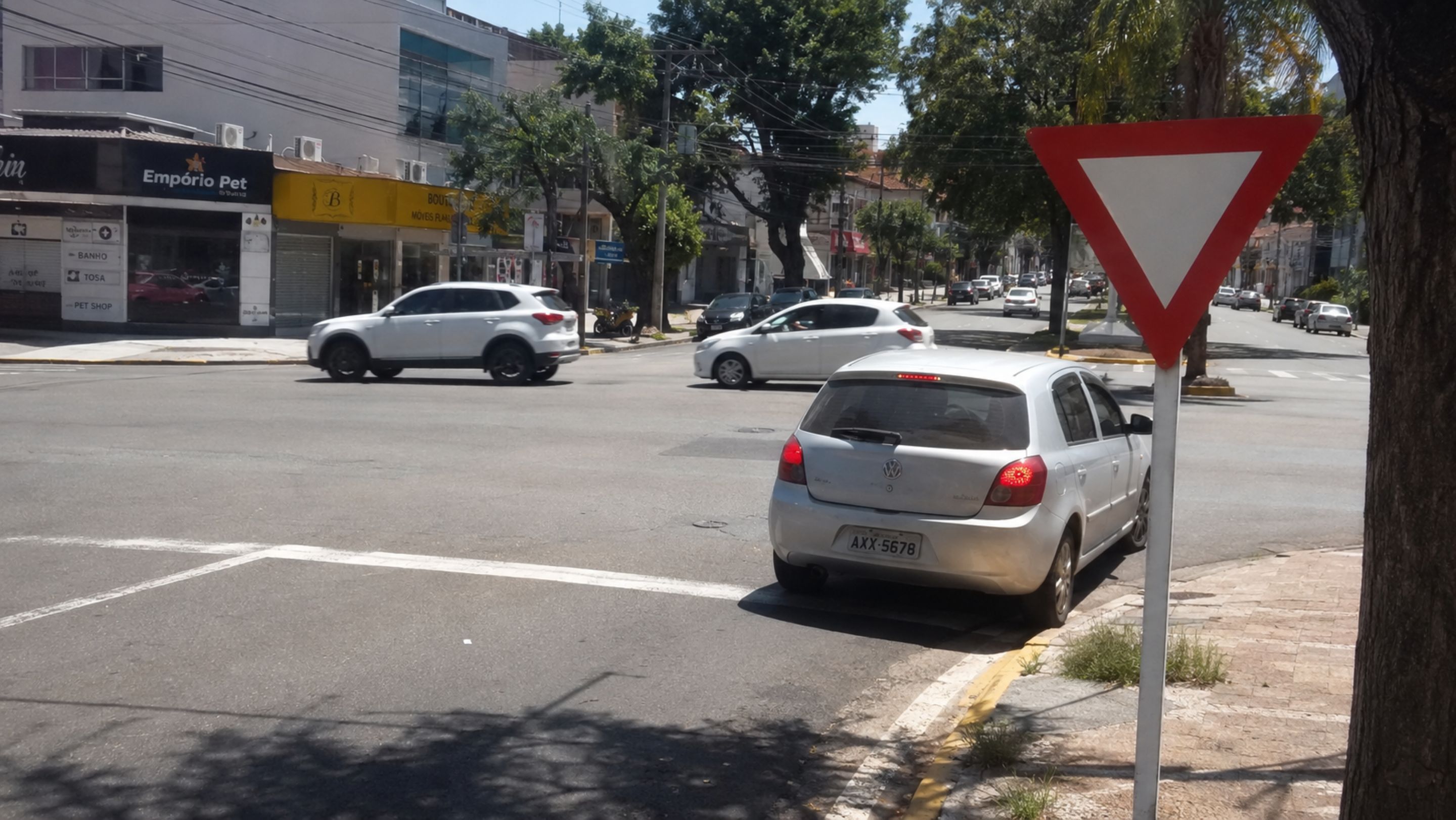 O que significa a placa de trânsito em formato de triângulo invertido e fundo branco sem nada