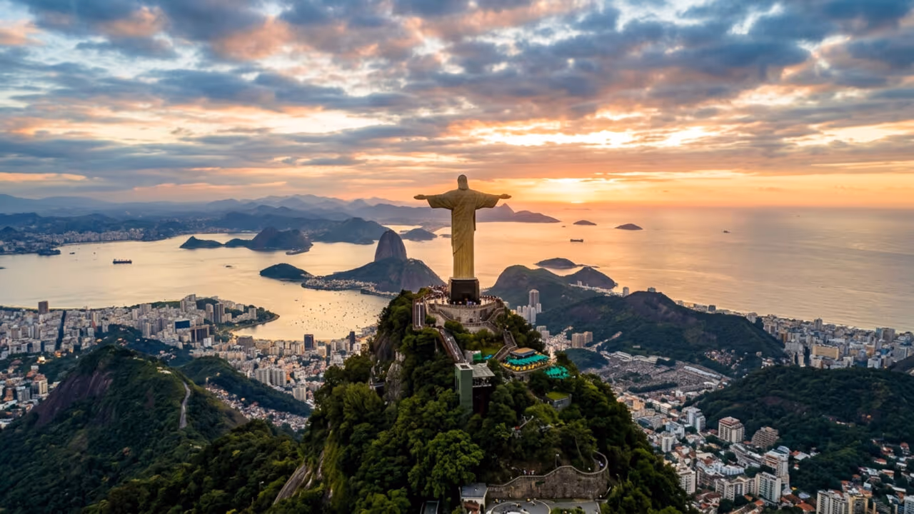 Erguido a 709 metros de altitude no topo do Corcovado, o monumento de concreto armado de 1931 abraça o Rio de Janeiro com seus 38 metros de altura
