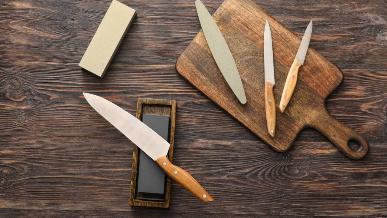 Como amolar uma faca de cozinha com um truque caseiro fácil passo a passo para devolvê-la à sua afiação original