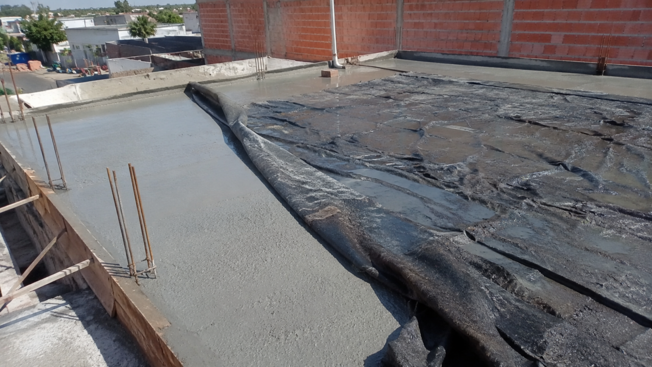 Molhar concreto depois de pronto parece estranho, mas pode deixar a estrutura mais resistente