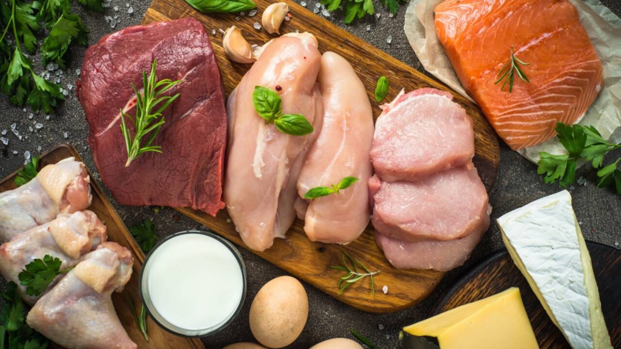 Consumir proteína animal em vez de vegetal só tem vantagens acima dos 65 anos, aponta estudo