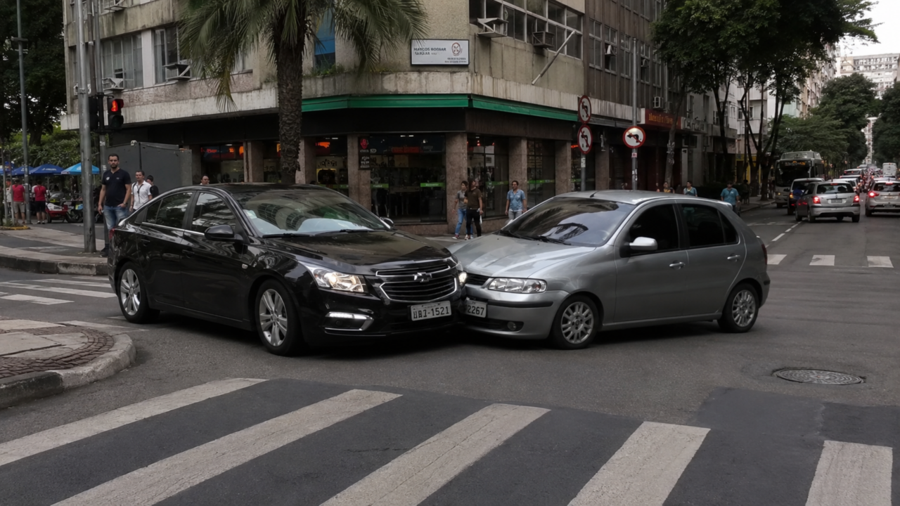 Conversão proibida parece atalho esperto, mas pode virar multa e colisão lateral em segundos