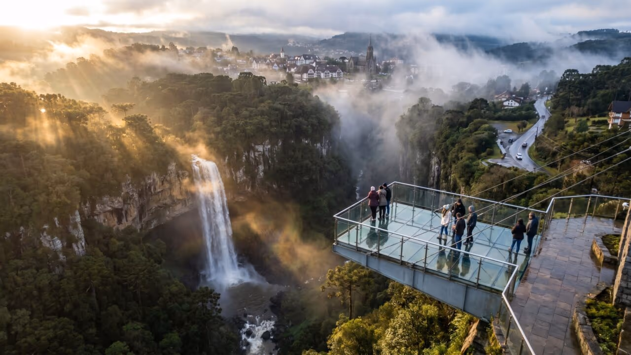 A cascata de 131 metros e a plataforma de vidro suspensa a 360 metros: o que ver na capital dos parques temáticos da Serra Gaúcha