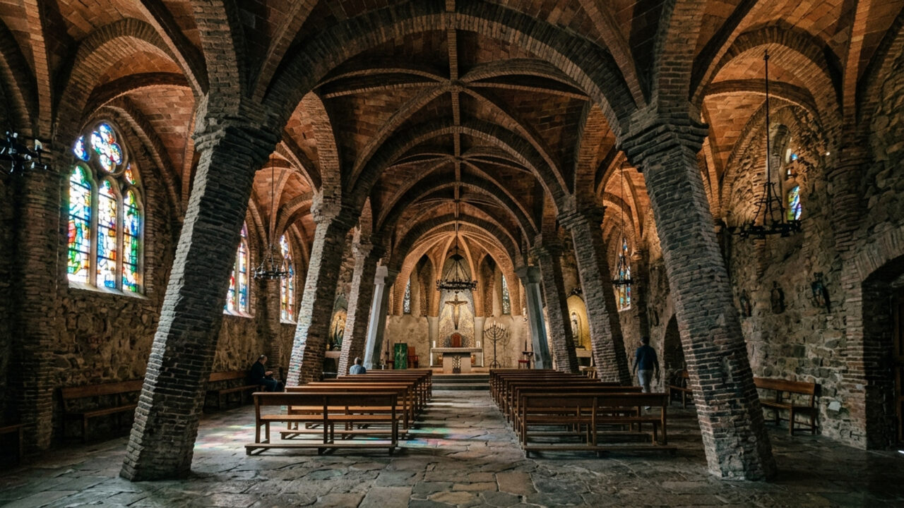 Erguida por Antoni Gaudí em 1914 com colunas de basalto que imitam galhos de árvores, a cripta serviu de laboratório para a Sagrada Família