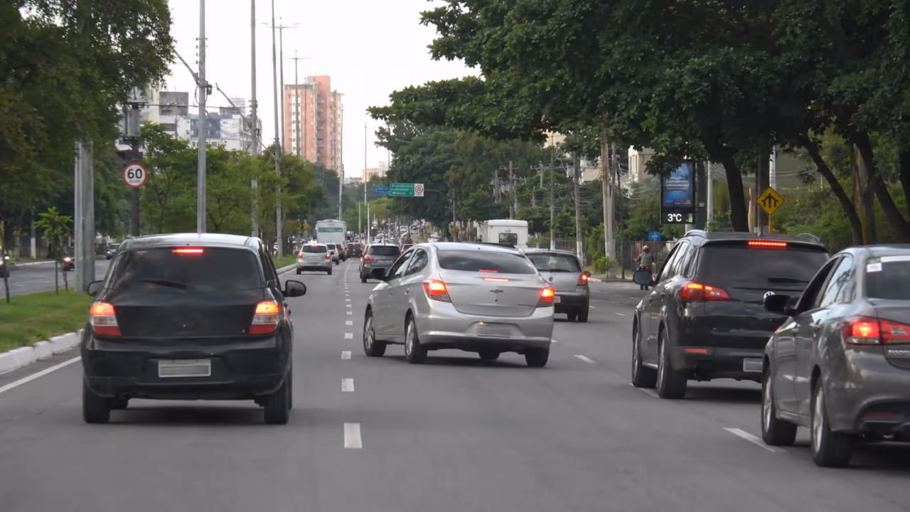 Motorista devagar demais na faixa errada pode atrapalhar tanto quanto quem corre