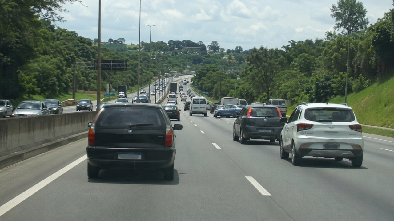 Motorista devagar demais na faixa errada pode atrapalhar tanto quanto quem corre
