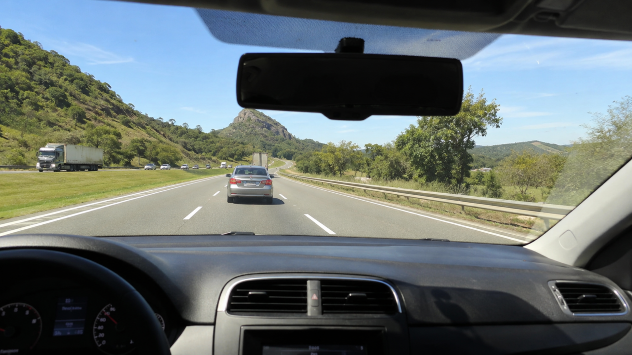Colar na traseira não faz o trânsito andar: o hábito que reduz sua reação e pode virar multa