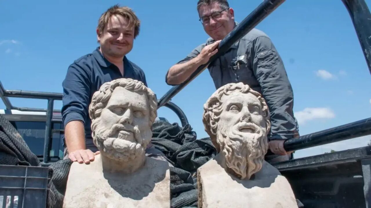 Dois grandes bustos de mármore do século III d.C. são encontrados enterrados no fundo de uma prensa romano-bizantina em Cesareia