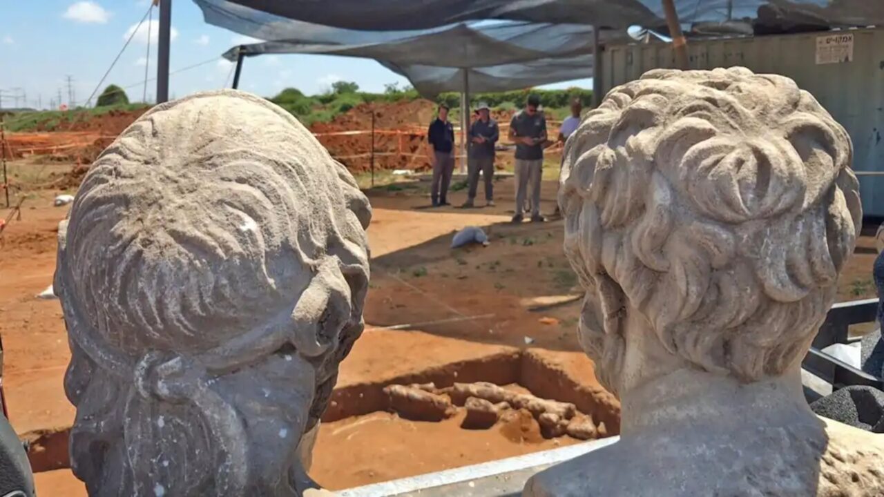 Dois grandes bustos de mármore do século III d.C. foram encontrados enterrados no fundo de uma prensa romano-bizantina em Cesareia