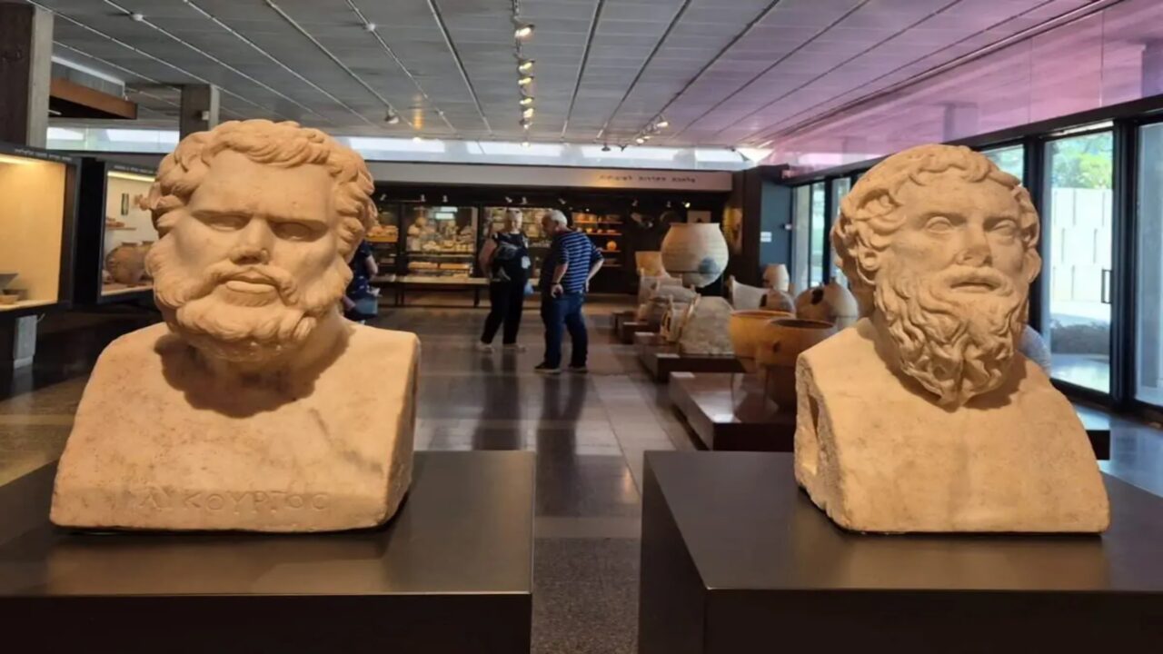 Dois grandes bustos de mármore do século III d.C. são encontrados enterrados no fundo de uma prensa romano-bizantina em Cesareia