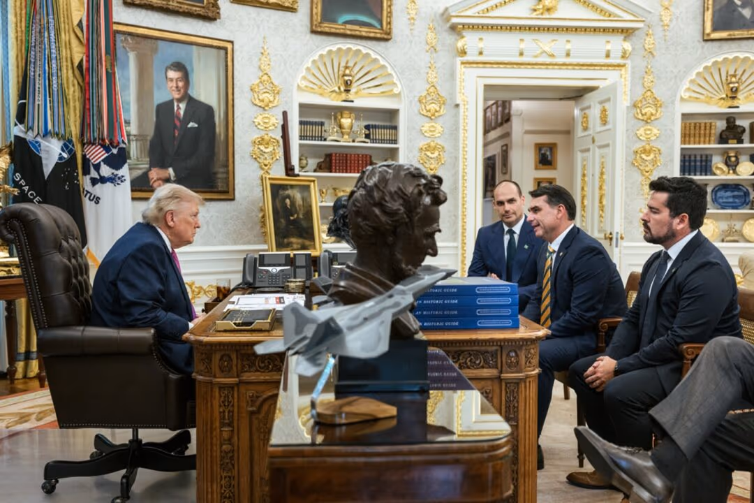 Trump publica foto com o “esperto jovem” Flávio Bolsonaro