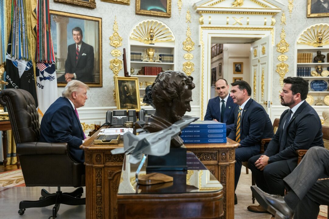 Trump publica foto com o “esperto jovem” Flávio Bolsonaro