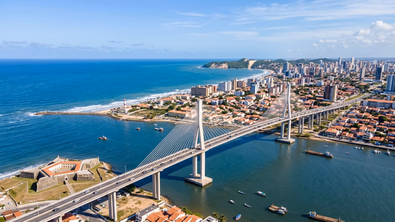 Com 1,8 km de extensão e vão estaiado projetado pelo engenheiro italiano Mário de Miranda, a estrutura de concreto inaugurada em 2007 ergue-se a 55 metros sobre o rio Potengi