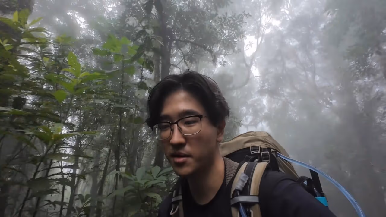 Ele acampou sozinho no topo do Pico da Onça, enfrentou chuva, neblina e precisou caminhar 2 km por água