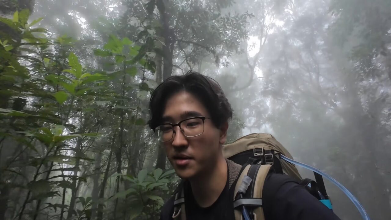 Ele acampou sozinho no topo do Pico da Onça, enfrentou chuva, neblina e precisou caminhar 2 km por água