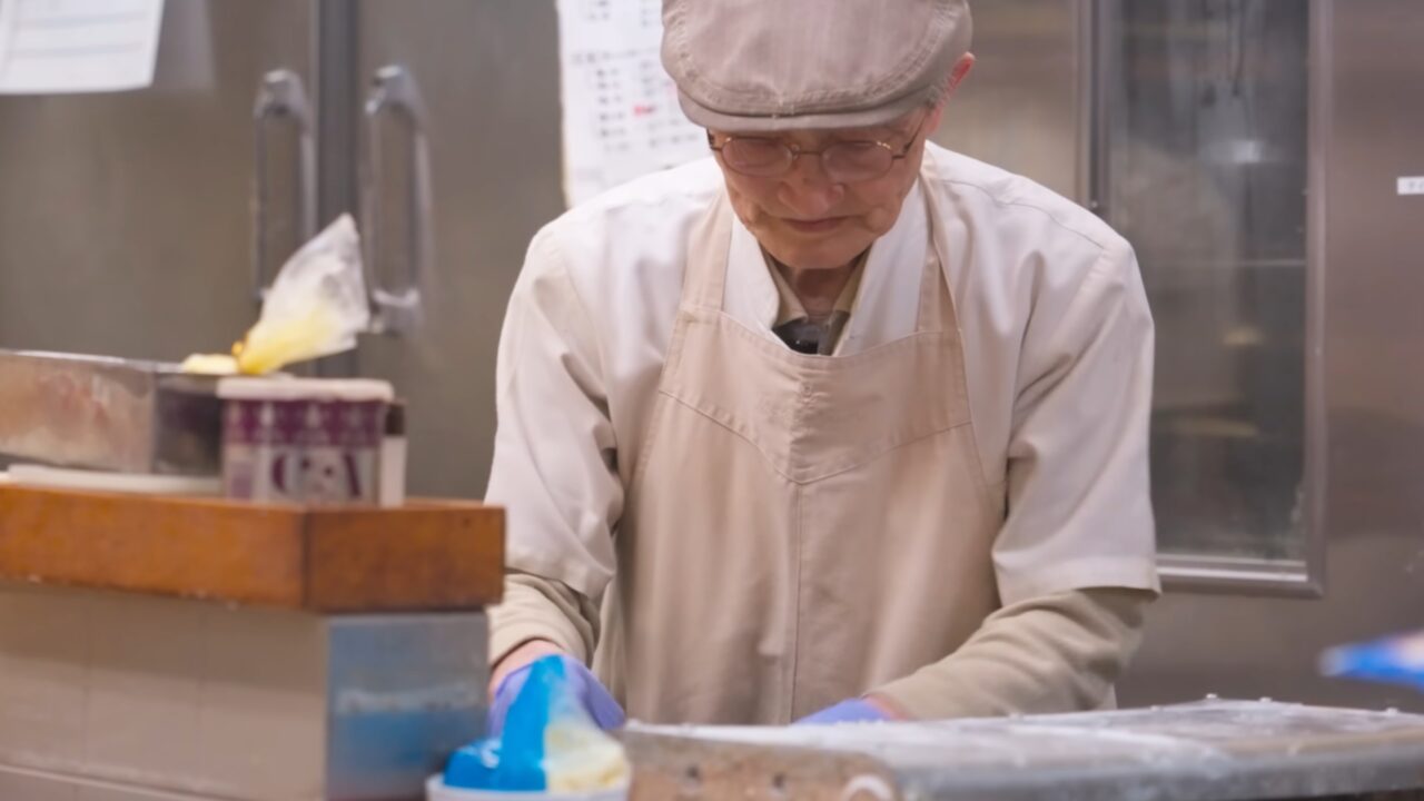 Ele começa às 5h e só para às 21h. A rotina do confeiteiro de 84 anos impressiona