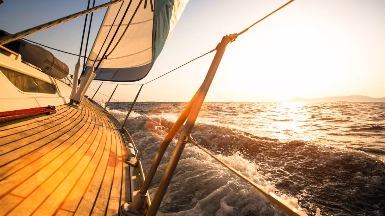 Eles venderam tudo, deixaram a vida de luxo para trás e foram morar em um veleiro na Espanha: “Merecíamos viver uma aventura”