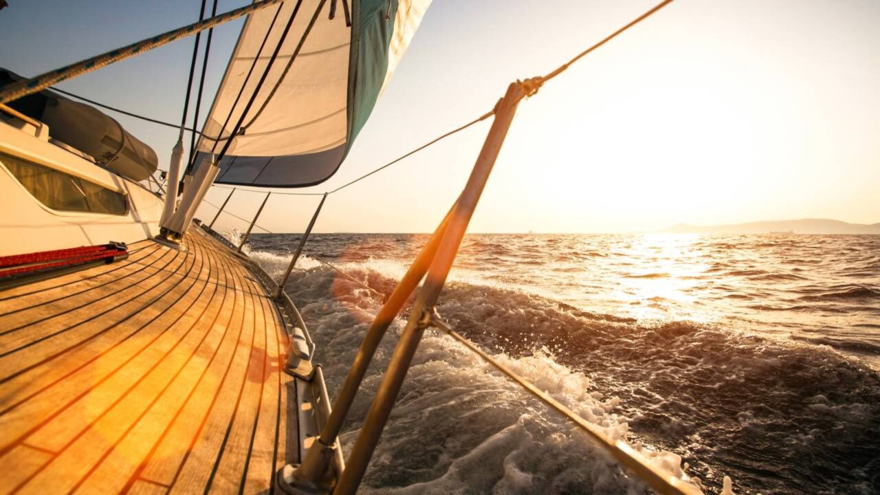 Eles venderam tudo, deixaram a vida de luxo para trás e foram morar em um veleiro na Espanha: “Merecíamos viver uma aventura”