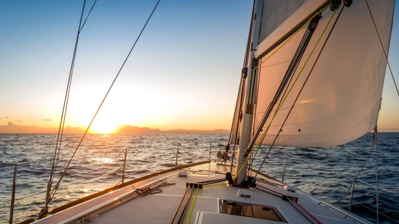 Eles venderam tudo, deixaram a vida de luxo para trás e foram morar em um veleiro na Espanha Merecíamos viver uma aventura
