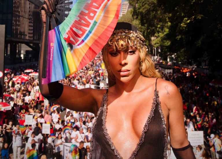 Erika Hilton leva público a gritar “Fora, Alcolumbre” na Parada LGBT