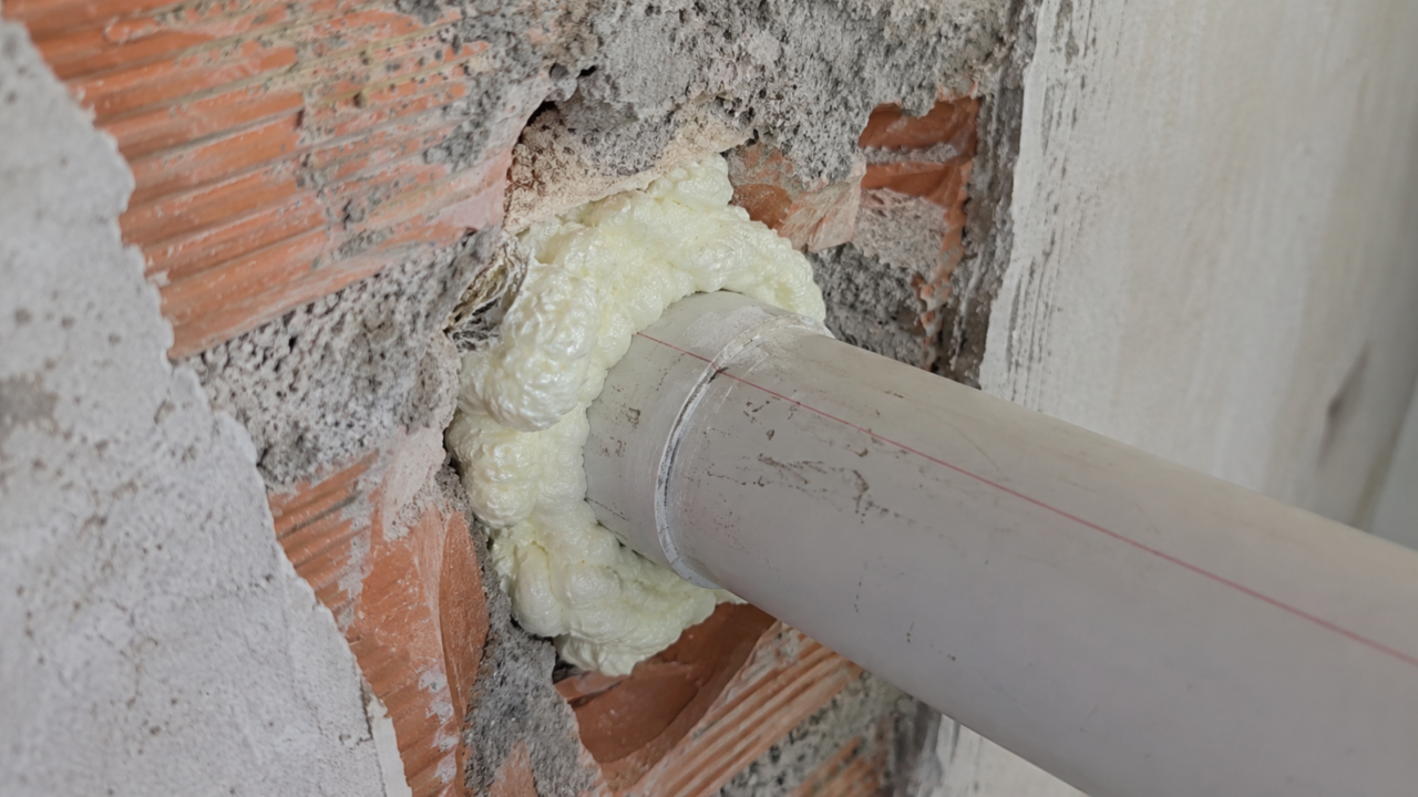 A espuma expansiva parece resolver tudo, mas esse erro pode transformar o reparo em dor de cabeça