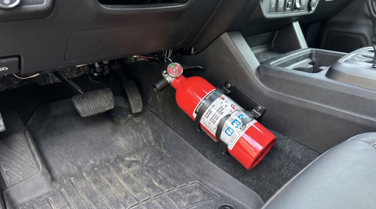 A lei atual sobre o uso de extintor de incêndio vencido em carros de passeio e as regras de trânsito.