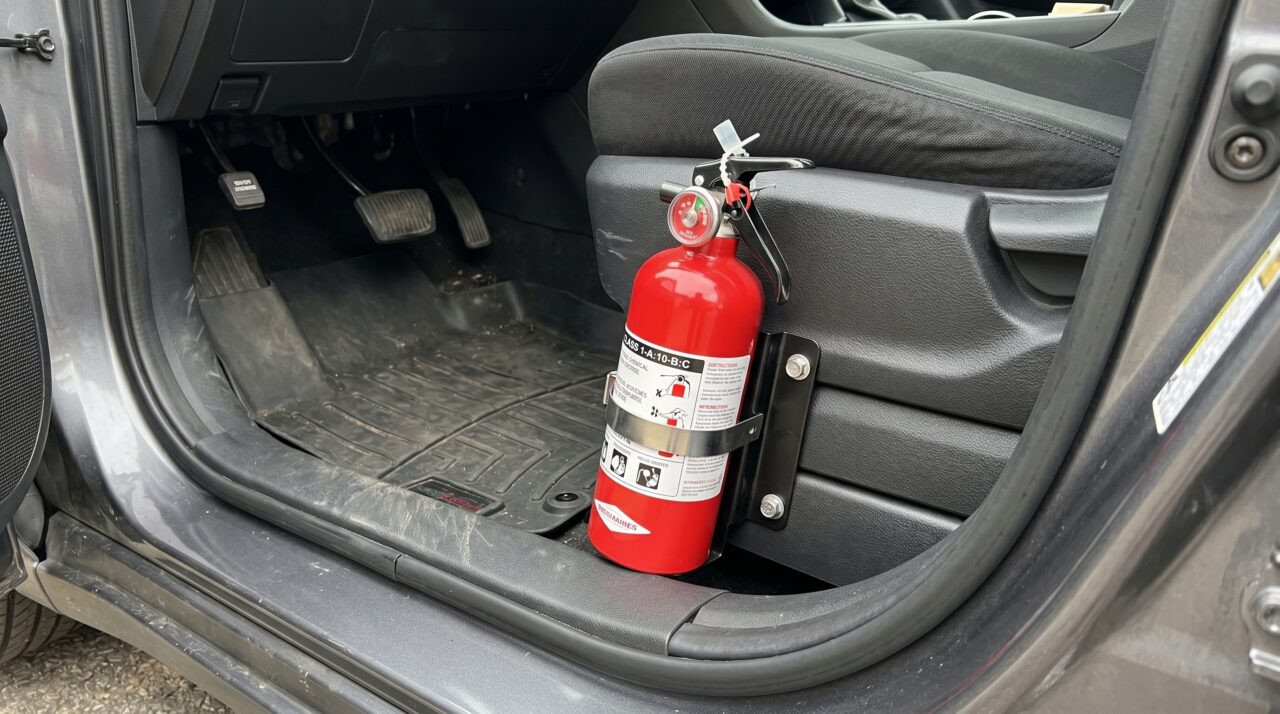 A lei atual sobre o uso de extintor de incêndio vencido em carros de passeio e as regras de trânsito.