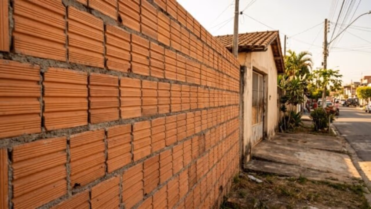 Lei brasileira permite comprar metade do muro do vizinho, mesmo que ele tenha construído sozinho