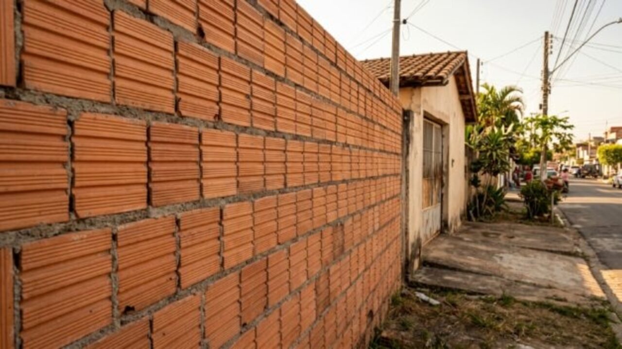 Lei brasileira permite comprar metade do muro do vizinho, mesmo que ele tenha construído sozinho