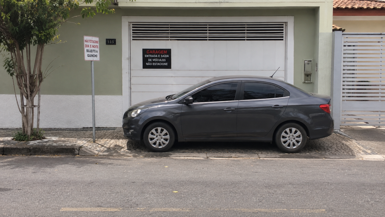 A infração escondida na porta de casa que pode render multa mesmo na sua própria garagem