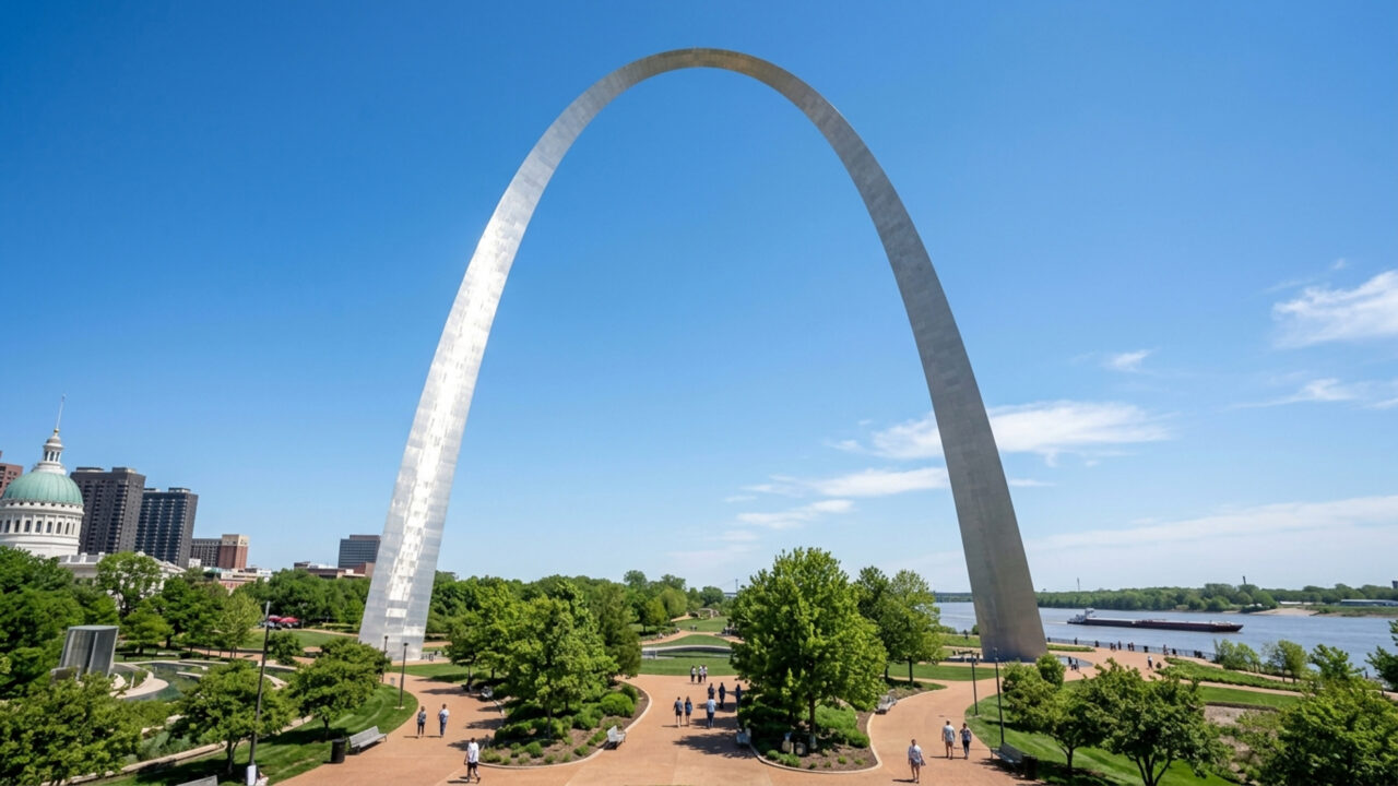 A monumental estrutura de aço inoxidável de 192 metros de altura erguida em 1965 simboliza o portão de entrada para o oeste dos Estados Unidos 