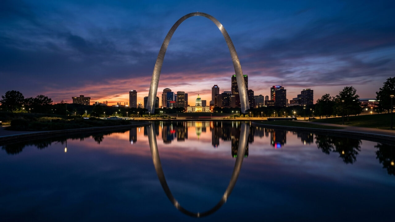 A monumental estrutura de aço inoxidável de 192 metros de altura erguida em 1965 simboliza o portão de entrada para o oeste dos Estados Unidos