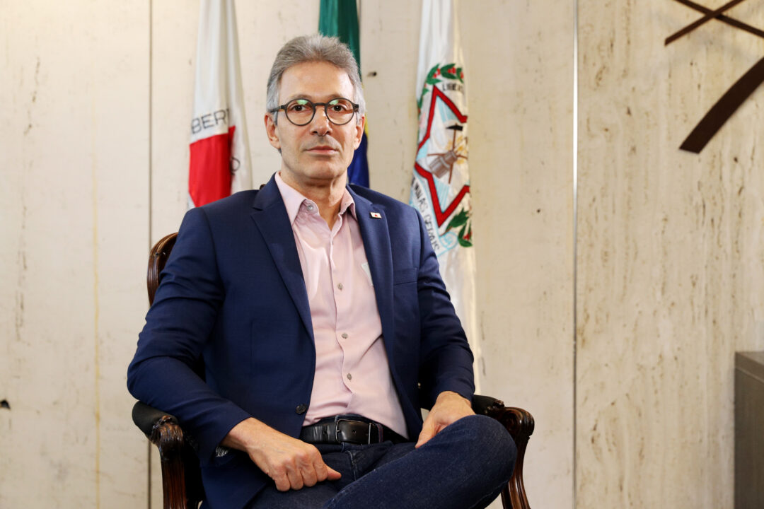 “O governo brasileiro deveria colocar o ‘rabo entre as pernas'”, diz Zema sobre Milei