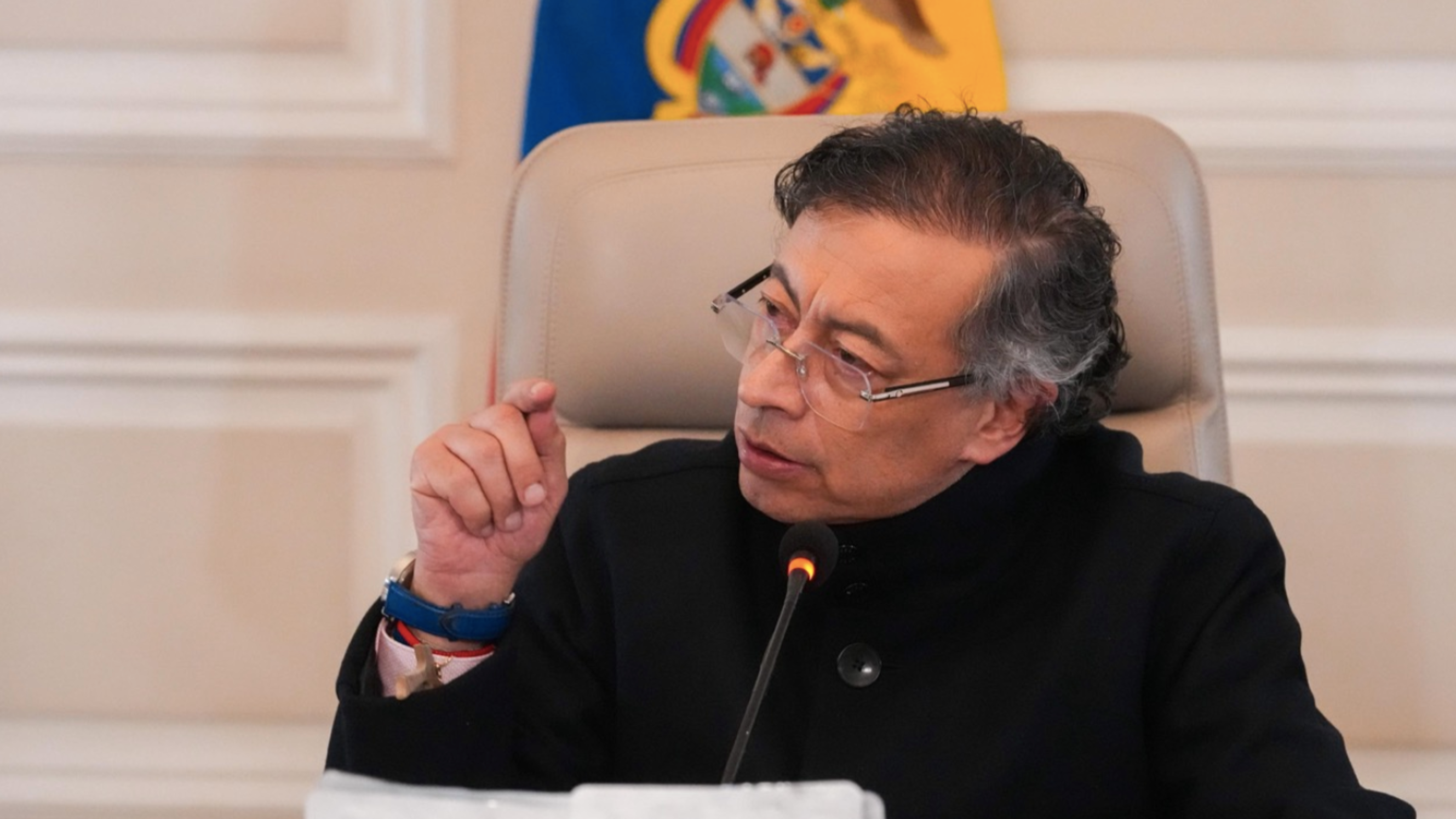 Crusoé: Gustavo Petro tem mandato suspenso na Colô