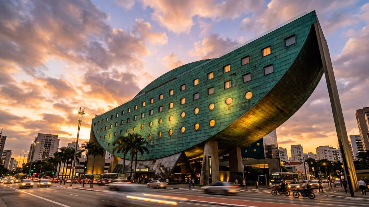 Com formato de navio e 86 aposentos, o edifício de Ruy Ohtake virou o ícone mais famoso e ousado de toda a hotelaria paulistana