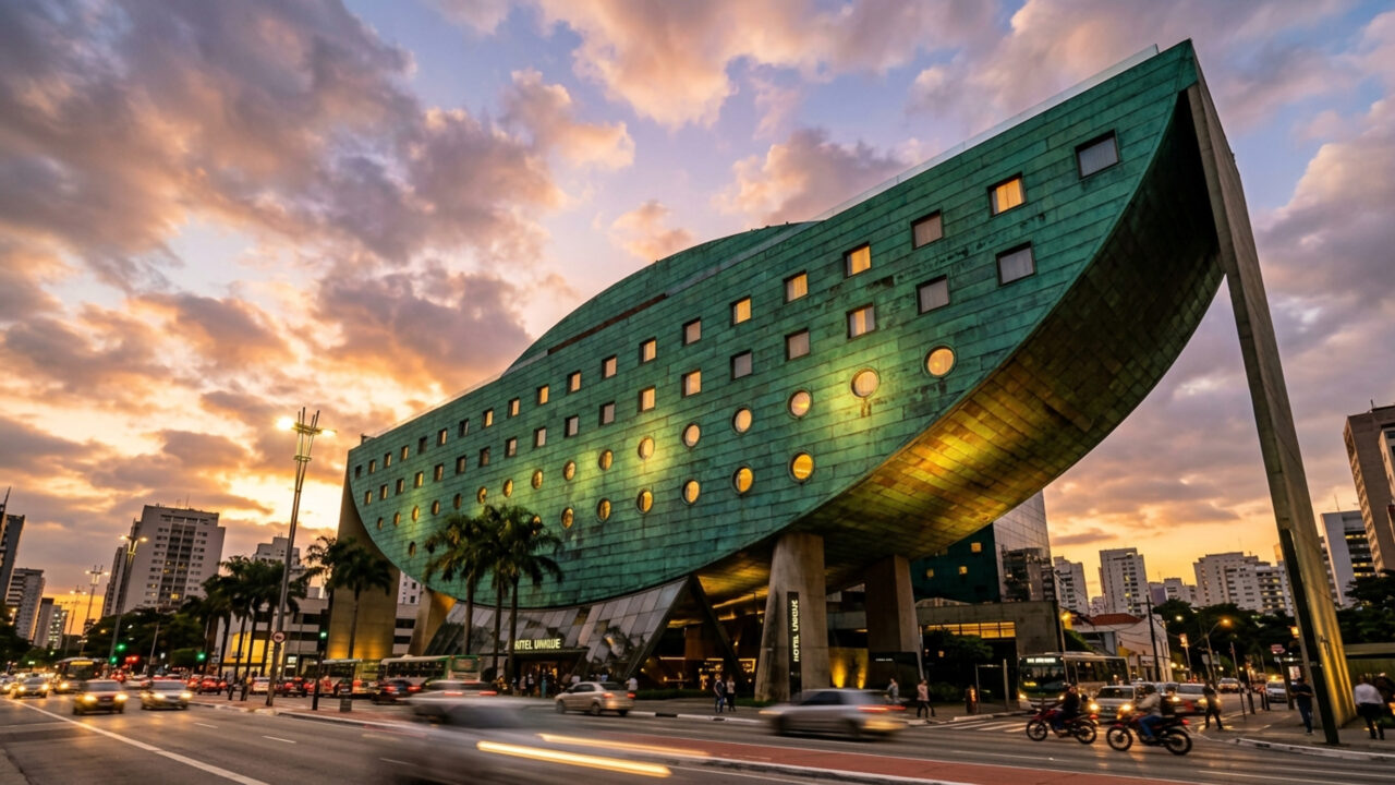 Com formato de navio e 86 aposentos, o edifício de Ruy Ohtake virou o ícone mais famoso e ousado de toda a hotelaria paulistana