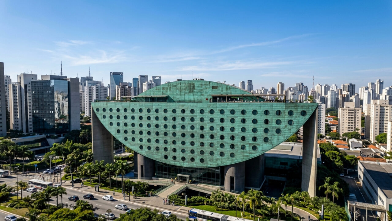 Com formato de navio e 86 aposentos, o edifício de Ruy Ohtake virou o ícone mais famoso e ousado de toda a hotelaria paulistana