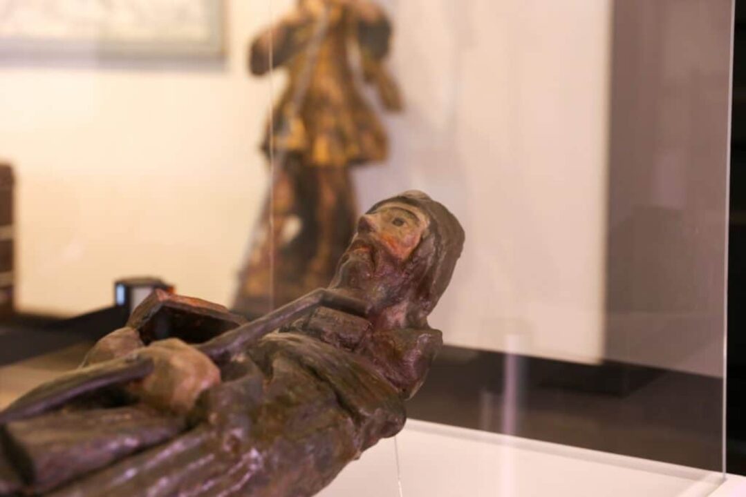 Escultura restaurada com radiação é exposta em São Paulo