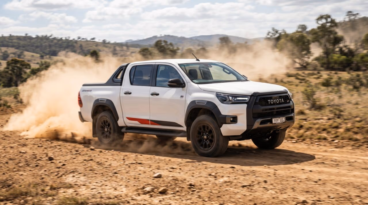 A brutal Toyota Hilux GR-Sport despeja potência na terra, assusta concorrentes com sua suspensão tecnológica e dita as regras entre as picapes