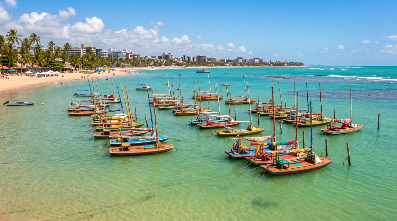 Turismo de verão e passeios de jangada em Maceió.