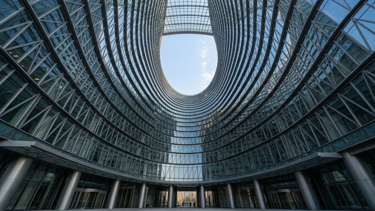 Com o maior átrio do mundo de 194 metros de altura projetado por Zaha Hadid em 2019, a estrutura em Pequim une duas metades de torre de forma única