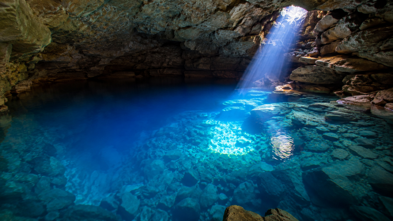 A cidade baiana que serve de porta para grutas azuis, cachoeiras gigantes e trilhas que parecem filme de aventura