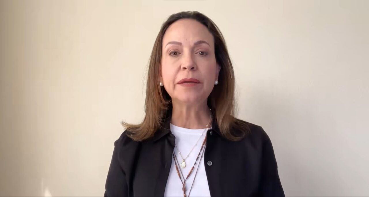 María Corina tenta voltar à Venezuela; EUA não apoiam